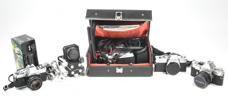 Een lot van 4 vintage Minolta camera’s, bestaande uit een SR-1 in koffer met 5-tal lenzen en toebehoren, een SR-3 met lens, een X-300 met lens en een SRT-100X.