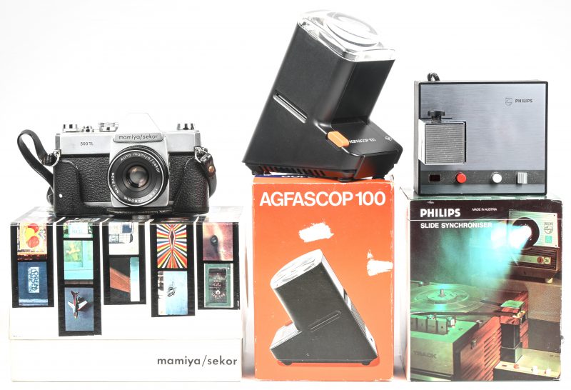 Een vintage camera Mamiya Sekor 500 TL in orginele doos met toebehoren. Bijgevoegd een Agfascoop 100 en een Philips N6400 diastuurapparaat, in originele dozen.