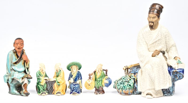 Een lot van 5 vintage Chinees porseleinen Mud Men, diverse figuren en formaten. 1 figuurtje met voetje manco.