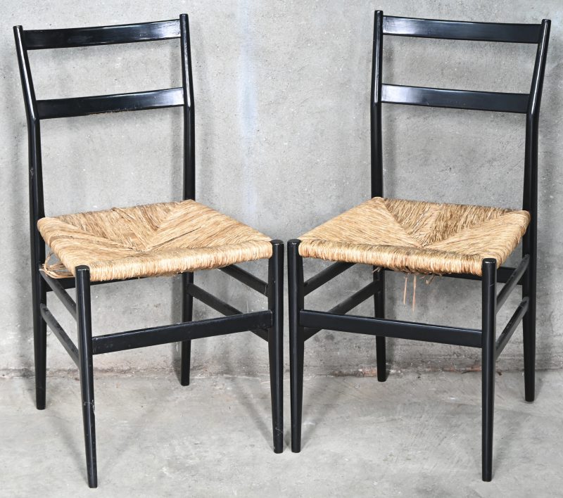 “Leggera”. Een set van 2 stoelen ontworpen door Gio Ponti en gefabriceerd door Cassina. Italy ca. 1960. De beide zittingen zijn te herdoen. De Cassina stickers zijn niet meer aanwezig.