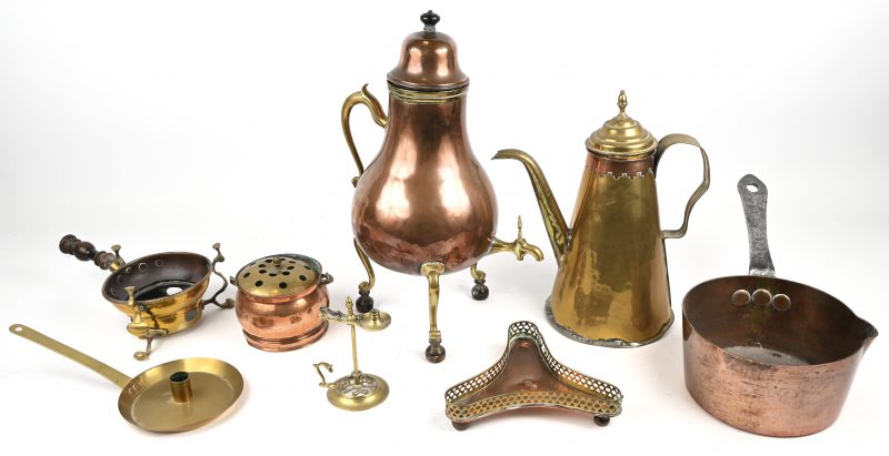Een lot van 7 stuks antiek koperwerk bestaande uit een samovar, 2 kaarsenhouders, een warmhouder, een kookpan, een koffiepot en een waterverdamper.
