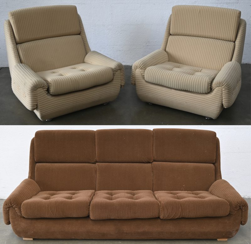 Een lot van 3 vintage design sofa’s met gestoffeerde zitting. Bestaande uit een 3-zit, 190 x 80 x 95 cm, en 2 fauteuils 90 x 80 x 95 cm. Ontwerp door Jitona Sobeslav, medio 1970.