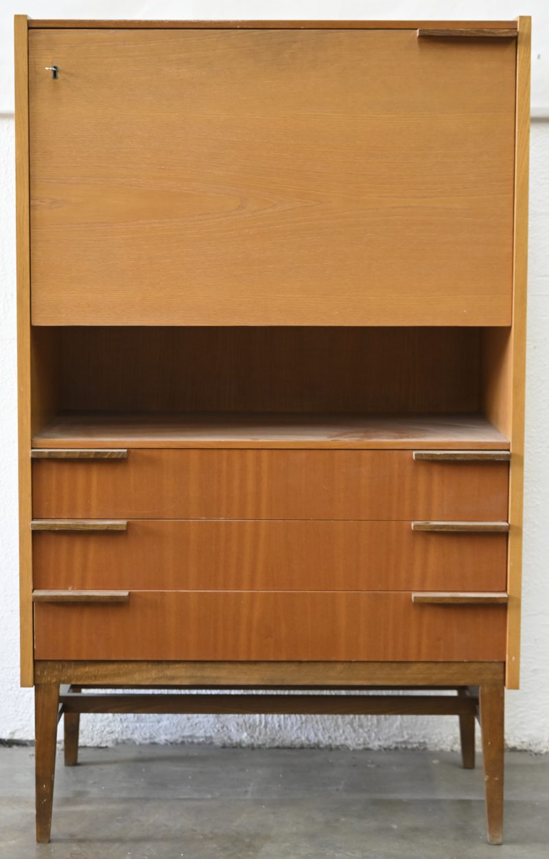 Een gefineerd houten, mid-century design commode-secretaire met 3-laden en klapblad. Ontwerp door František Mezulánik voor UP Závody. Verso label.