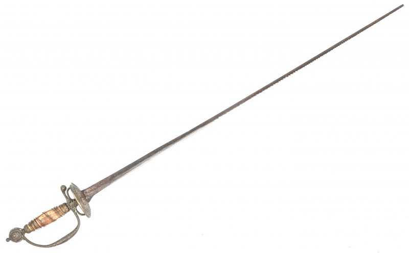 Een 19e eeuws sawback zwaard, onleesbare graveringen.