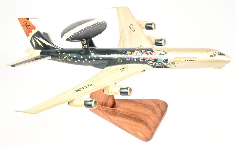 Een schaalmodel in beschilderd hout van een Boeing E-3 Awacs van de NATO.