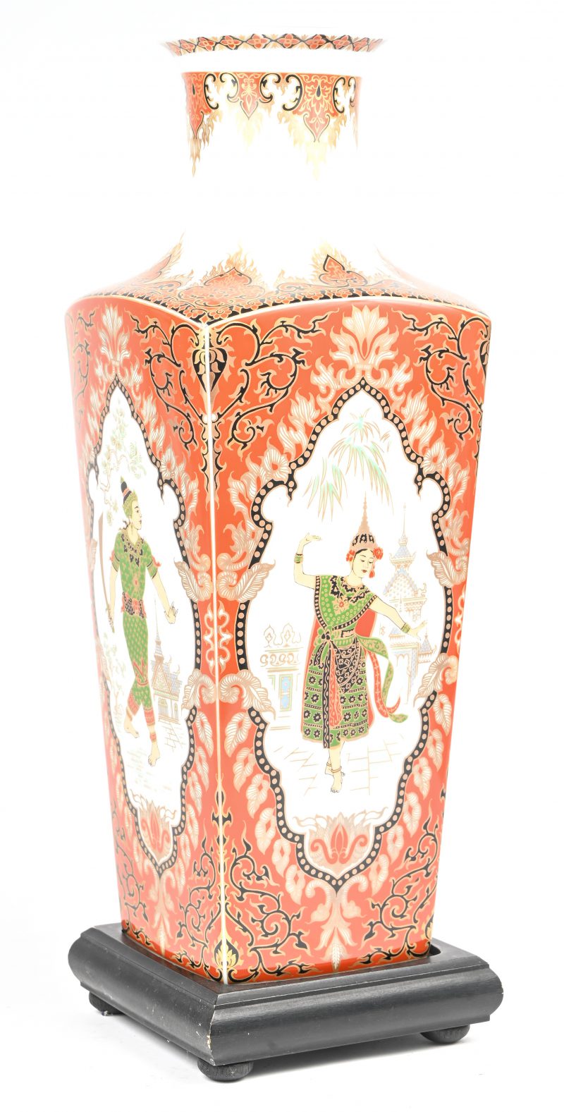 Een porseleinen vaas met Thaise taferelen in het decor, gemerkt Kaiser, Siam. Op houten voetje.