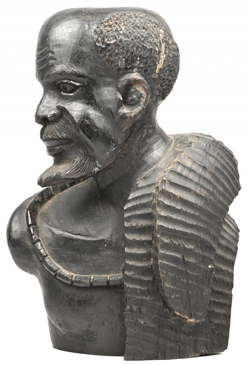 Een gesculpteerde houten buste. Afrikaans werk.