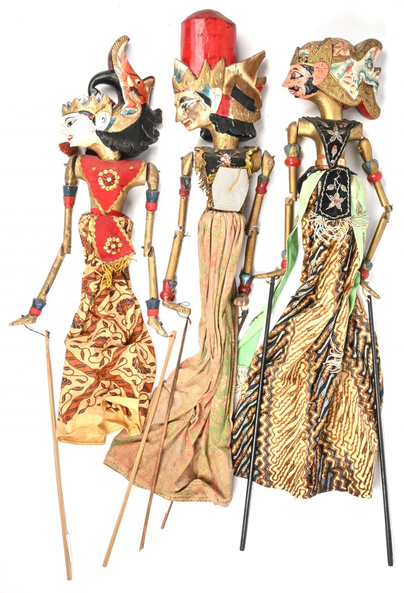 Een lot van 3 Balinese Wayang Golek marionettes in hout en stof.