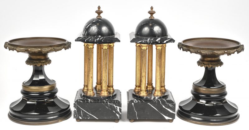 Een lot van 2 sets ornamenten, laat 19e eeuws, de ene set in zwart geaderd marmer met verguld koper, de andere in zwart porselein en koper.