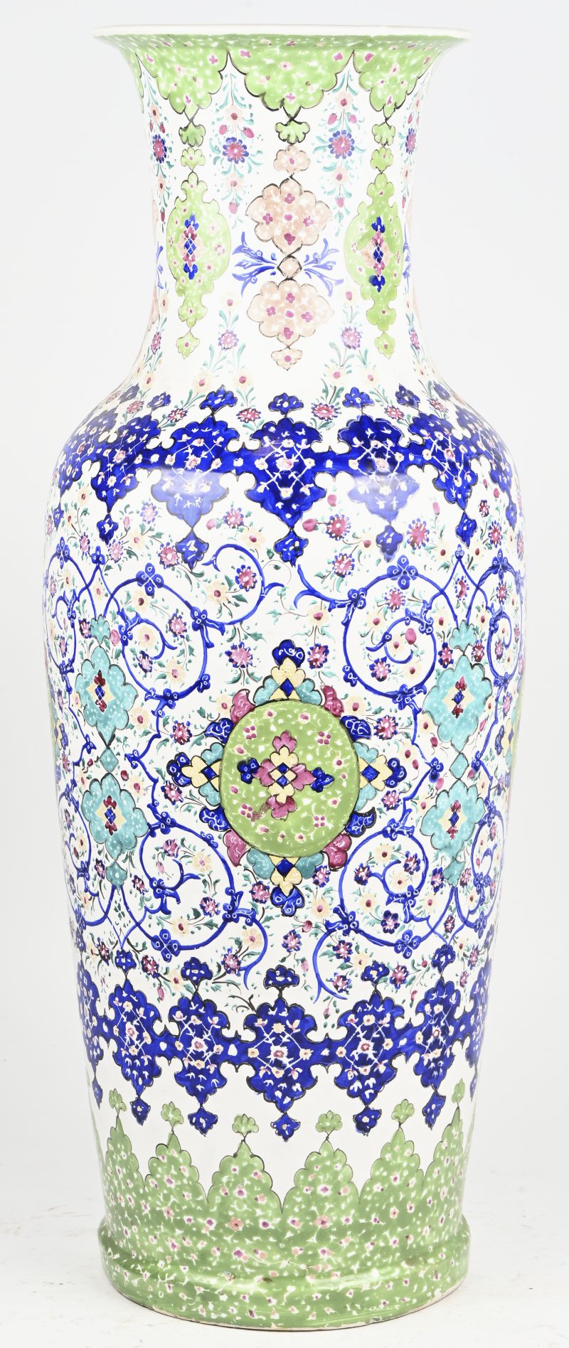 Een veelkleurige Oriëntaalse aardewerken vaas met repetitieve florale motieven. Gebarsten.