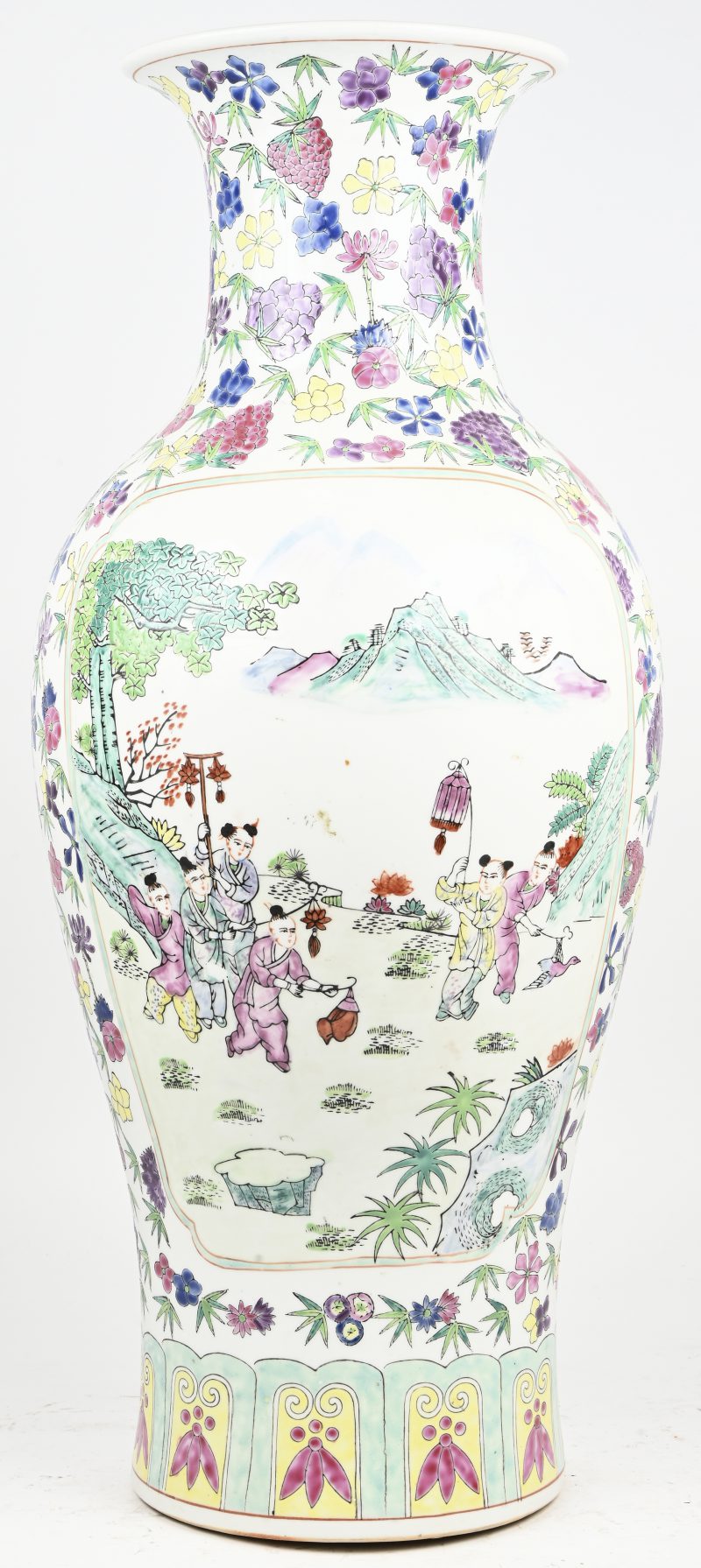 Een vaas van Chinees porselein met een decor van spelende kinderen. Gebarsten aan de hals.