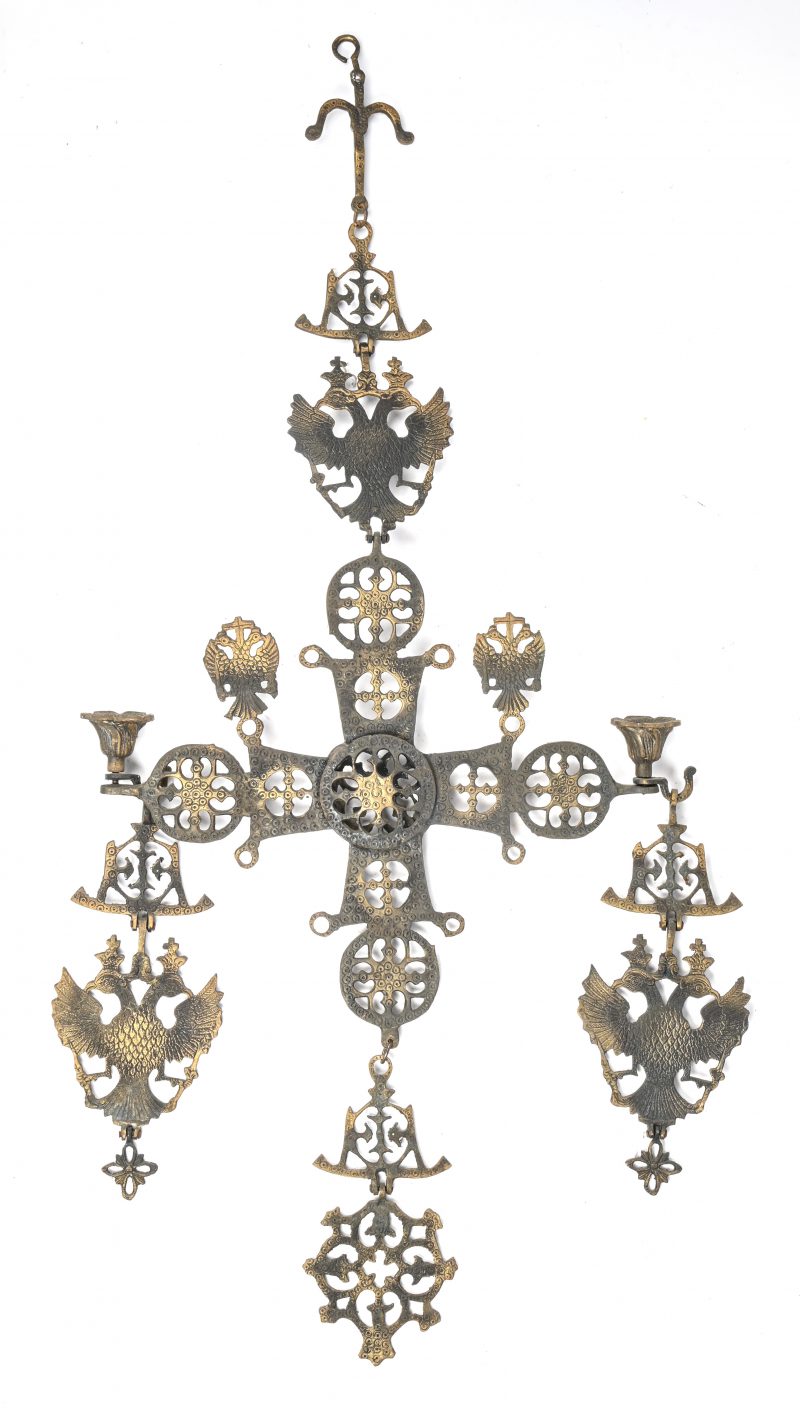 Een Byzantijns kruis in koper met dubbelkoppige adelaar. Voor 2 kaarsen.