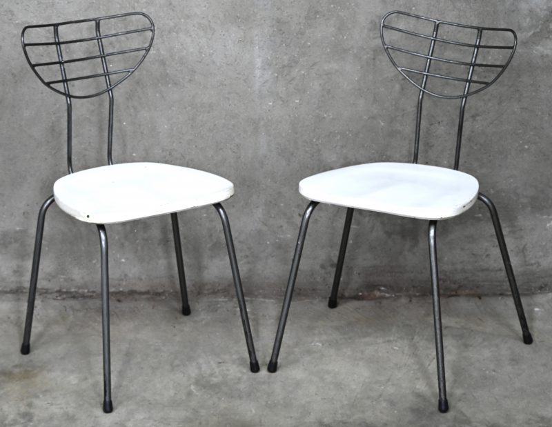 “Radar”. Een paar vintage design stoelen met gelakt houten zitvlak en metalen frame. Ontwerp door Willy Van Der Meeren voor Tubax.