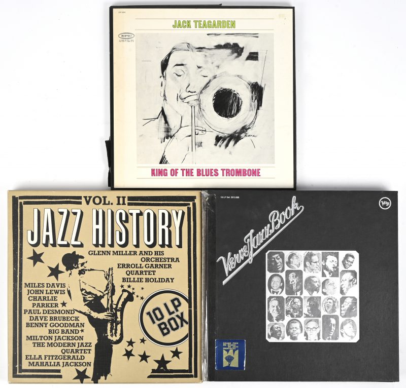 Een lot van 3 boxen jazz lp’s bestaande uit: -Verve Jazz Book, 10 LP set 2615 005. De rug hersteld met kleefband.-Jack Teagarden, King of the blues trombone, Epic JSN 6044, 3 lp’s.-Jazz History vol. II, 10 LP set, SIAE, nrs SM 3289, 3865, 3609, 3054, 3717, 3785, 3804, 3868, 3870 en 3911.
