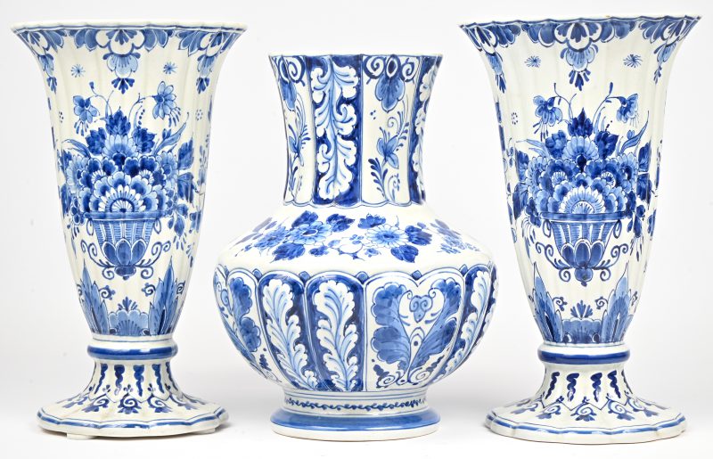 Een lot van drie vazen blauw en wit aardewerk met floraal decor. Gemerkt De Porceleyne Fles.