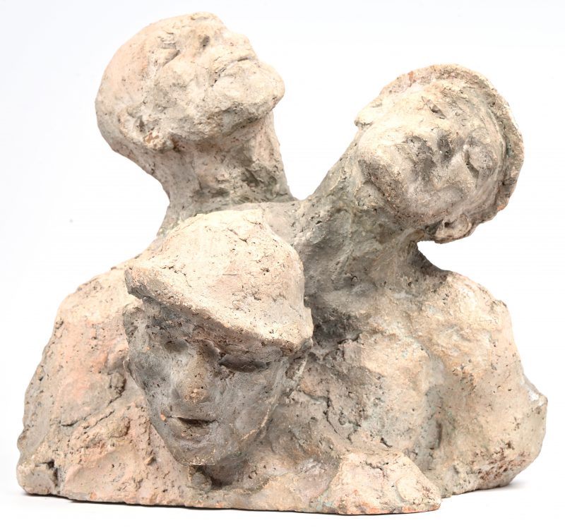 “Studie van 3 hoofden”. Een beeld in terracotta, onduidelijk leesbaar gesigneerd.