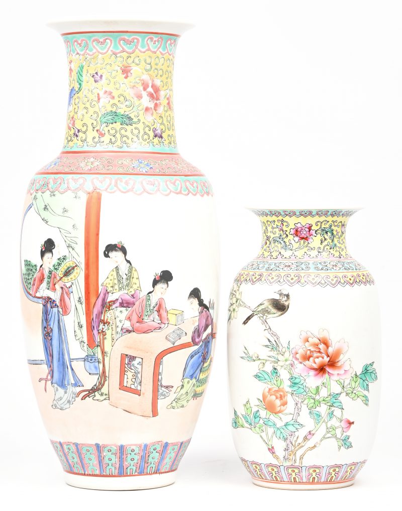 Een van 2 Chinees porseleinen vazen met figuratief en floraal decor. Onderaan gemerkt.