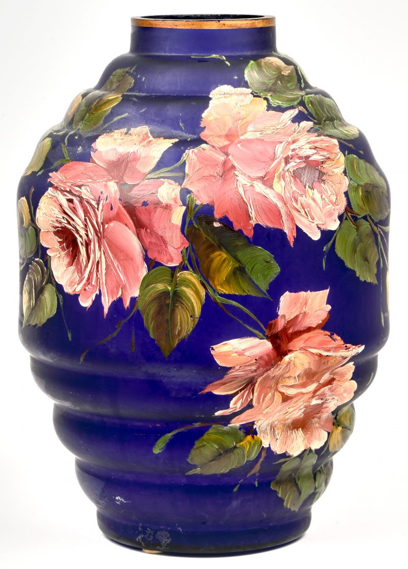 Een art-deco glazen vaas, beschilderd met bloemen door Leo.