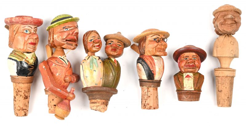 Een lot van 6 houten flessendoppen met folkloristische figuren.