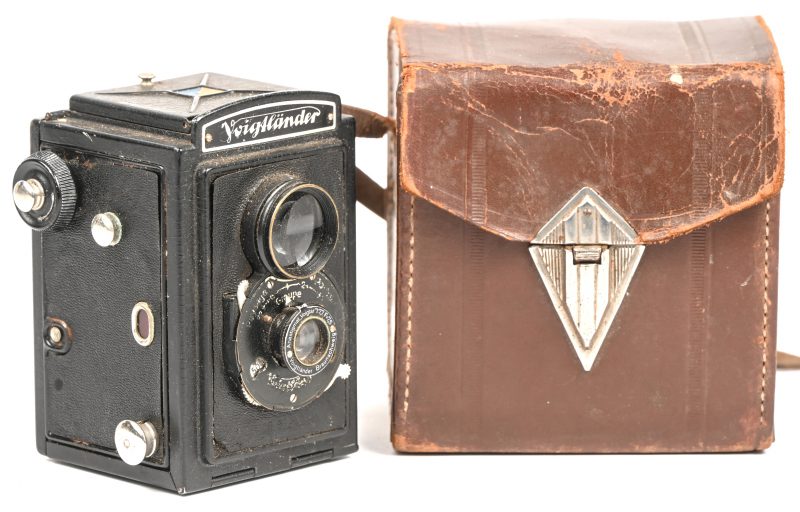 Een oude camera, Voightlander Brilliant. Met lederen tasje en een ongebruikte Kodak film er bij. Ca 1930.