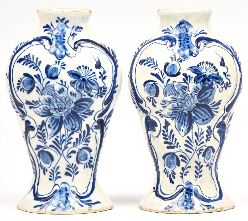 Een paar Delfts blauw-wit porseleinen vaasjes met floraal decor. Onderaan gemerkt.