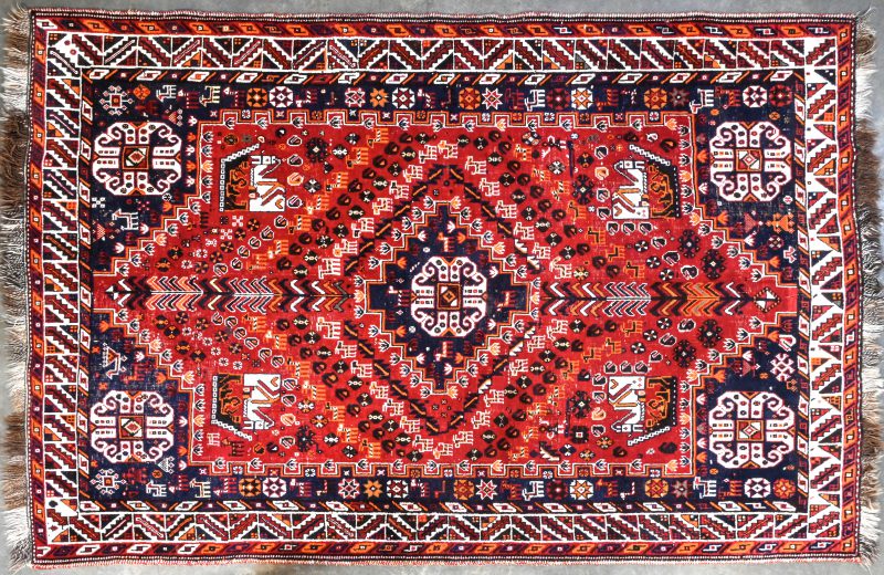 Een handgeknoopt Chiraz tapijt.