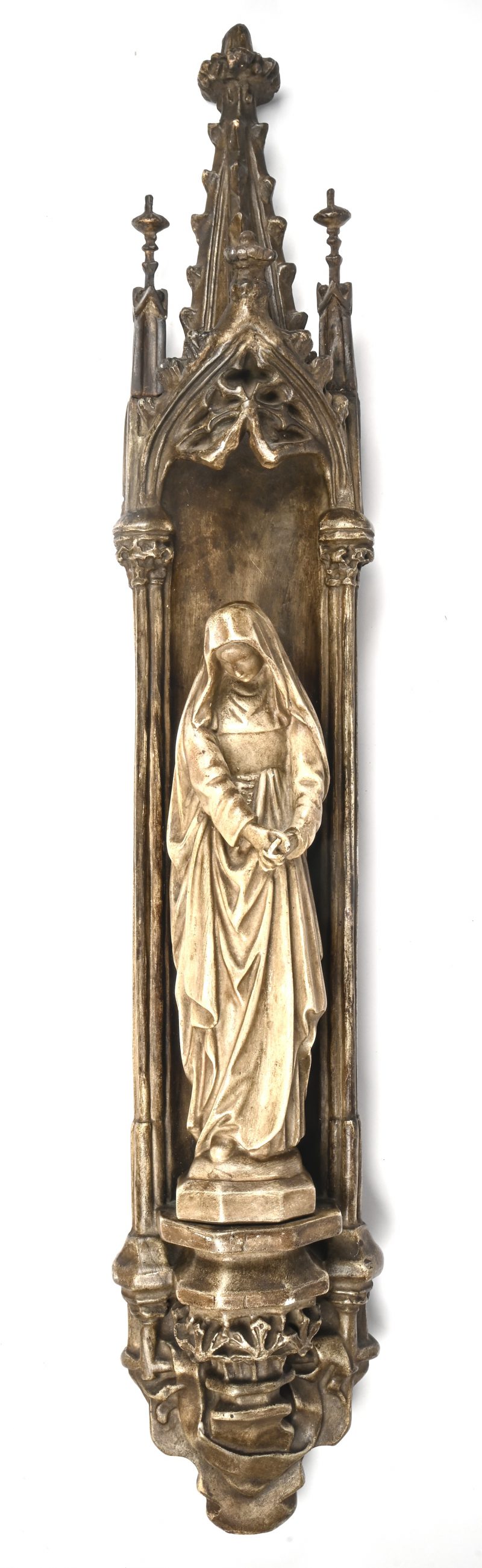 Een religieus plaasteren gepatineerd beeld van de Heilige moeder staand in een nis. Sporen van restauratie bovenaan.