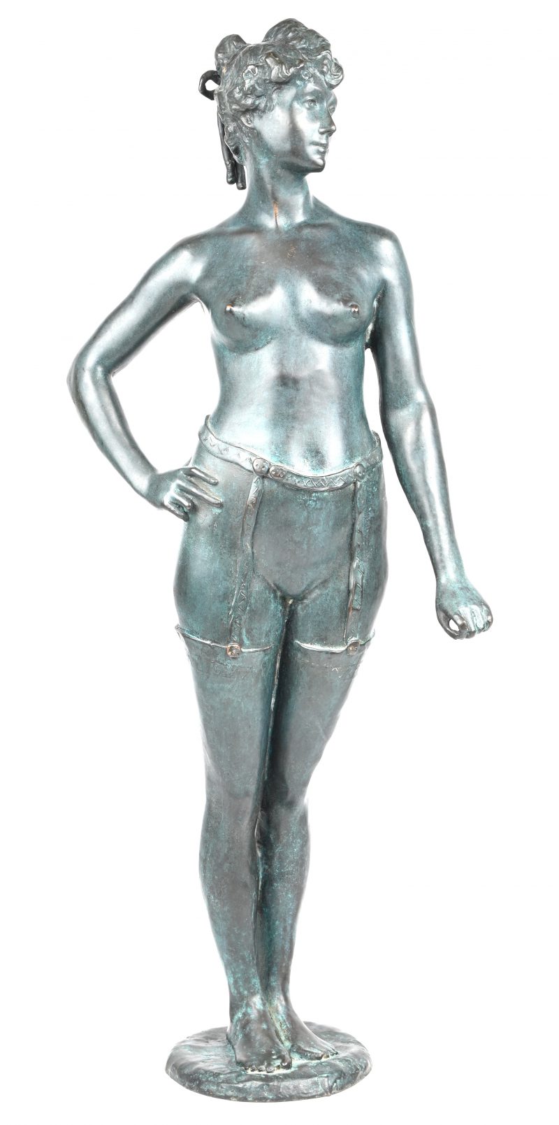 “Naakt in jarretels”. Een bronzen beeld in de geest van de jaren ‘20. Draagt monogram M”.