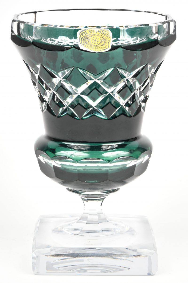Een kristallen vaas, Val Saint Lambert, groen in de massa gekleurd. Model Tessalie.