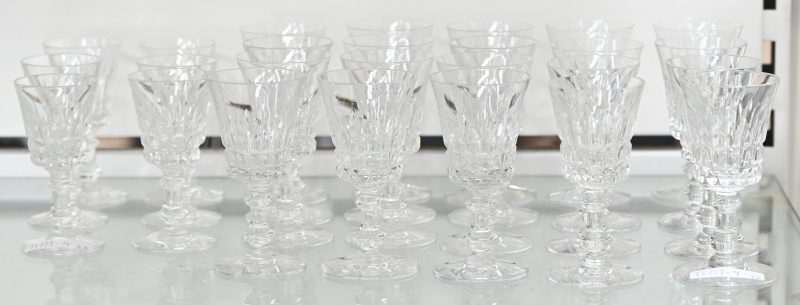 Een lot van 26 kristallen glazen op voet. Onderaan gemerkt VSL. 20 grotere en 6 kleinere. Modellen Esneux en Balmoral.