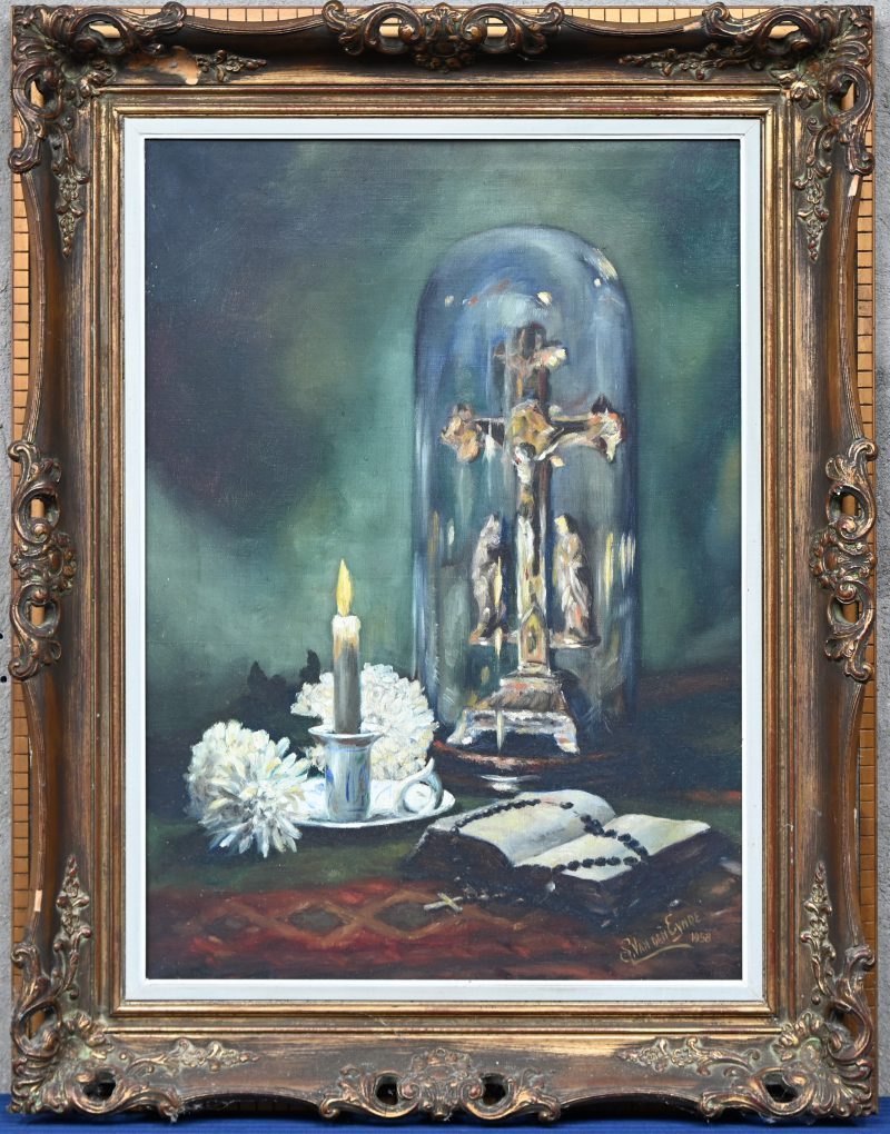 “Stilleven met stolp”. Een schilderij, olieverf op doek in vergulde kader. Gesigneerd L. Van Den Eynde en gedateerd 1958.
