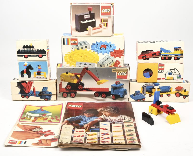 Een lot vintage lego in originele doos. Bestaande uit 617-1 doos ongeopend. Doos geopend 383-1, 686-1, 605-2, 651-1, 937-1, 654-1, 293-1, 802-1.