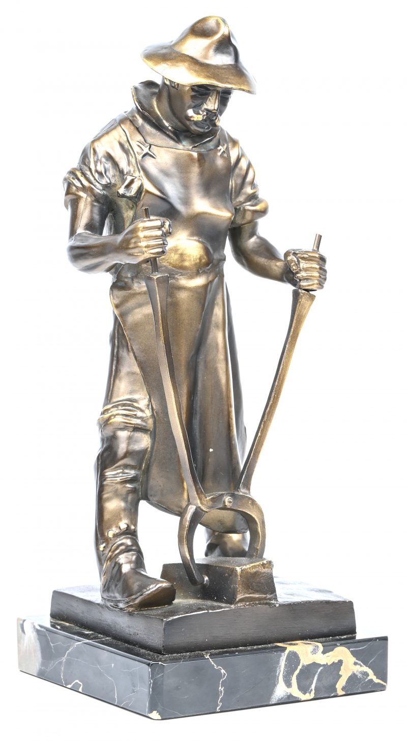 “Staalarbeider met werktuig”. Een brons gegoten beeld op marmeren voet.