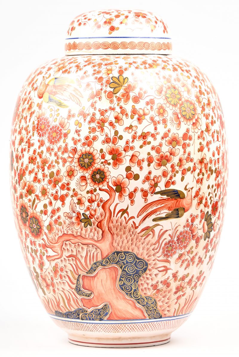 Een Chinees porseleinen dekselvaas met vogels en floraal decor. 19e eeuw.