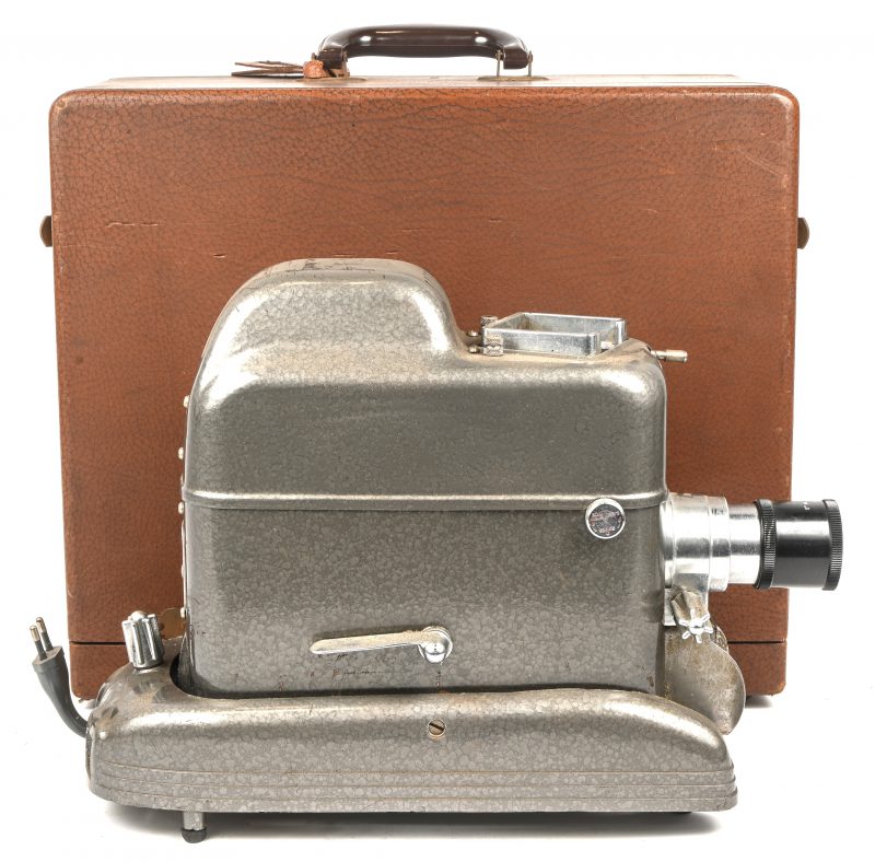 “La Belle Model 302 automatic”. Een vintage slide projector in bijhorende kist.