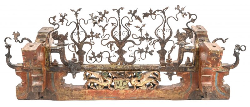 Een 19de eeuwse Siciliaanse koets decoratie. In hout en smeedijzer en polychromie. Met initialen V.C. Met flankende draken in het midden.