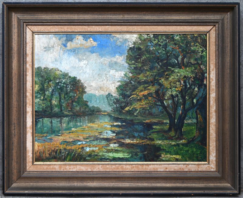 “Waterweg in bosrijk gebied”. Een schilderij, olieverf op paneel, niet gesigneerd.