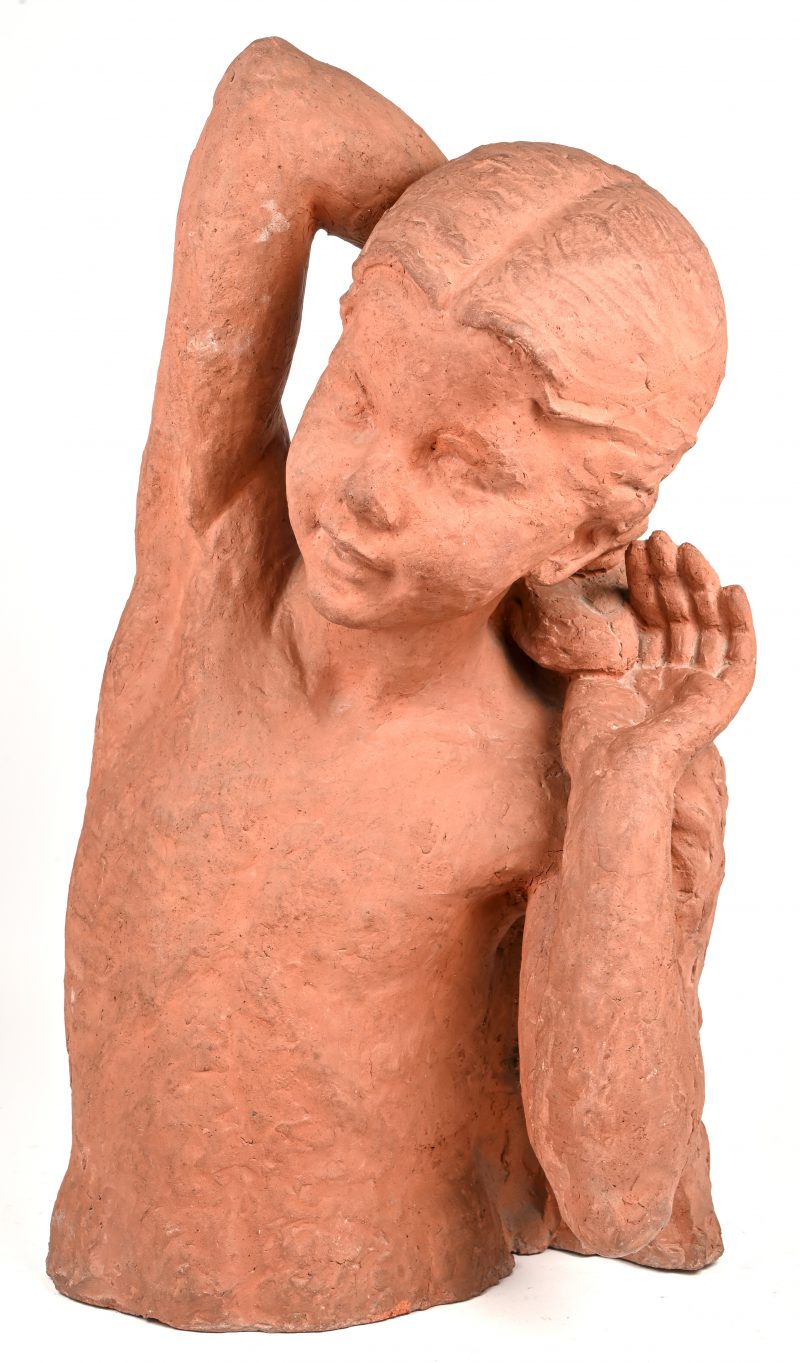 Een buste in terracotta van een jongedame met lange lokken. Gesigneerd Koos Van Der Kaay en gedateerd 1950.