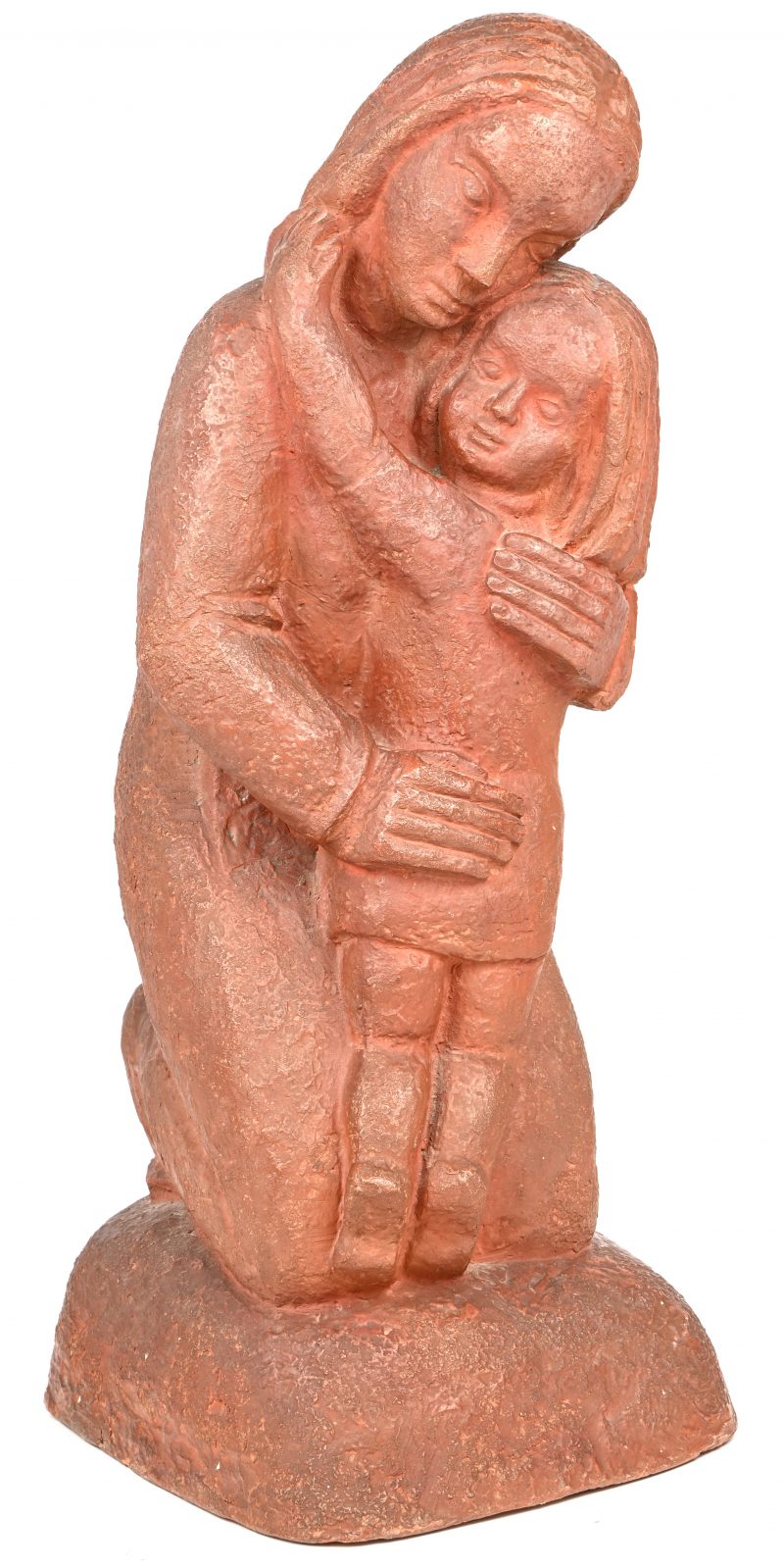 Een beeld in terracotta van een moeder met kind, gesigneerd J. Smeesters en gedateerd ‘44.