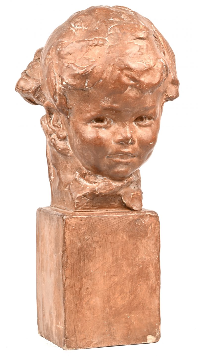 Een aardewerken kinderhoofdje in terracotta kleur op rechthoekige sokkel. Gesigneerd.