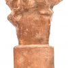 Een aardewerken kinderhoofdje in terracotta kleur op rechthoekige sokkel. Gesigneerd.