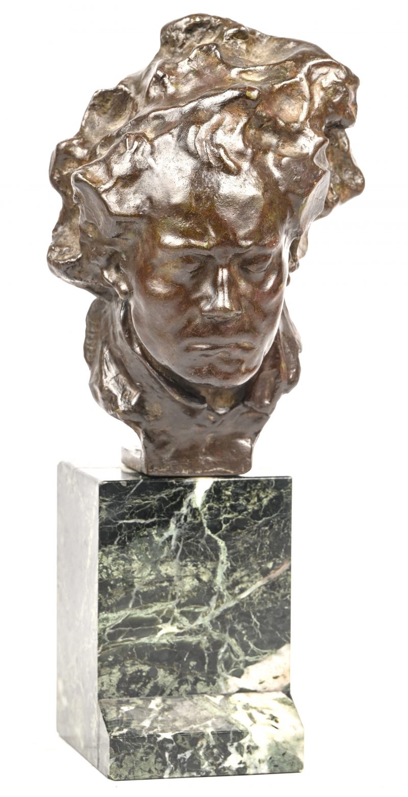 Een bronzen buste op groen marmeren sokkel, Gesigneerd Pina.
