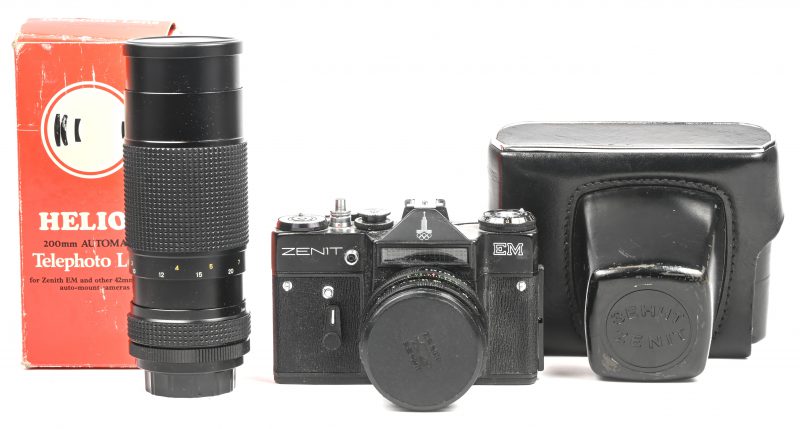 Een vintage camera, Zenit EM met extra zoomlens.