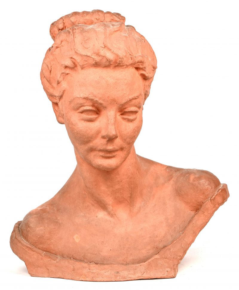“Een Dame”. Een aardewerken gesculpteerde buste. Onderaan gesigneerd en genummerd 14/15.
