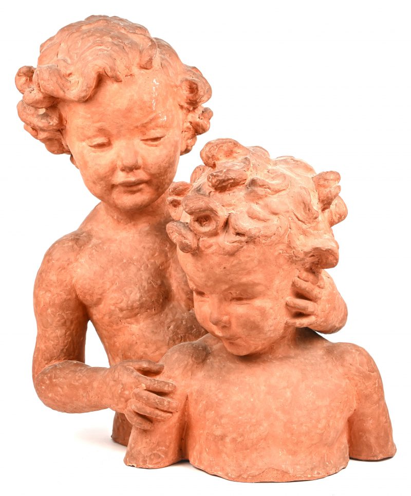 “Twee Kindjes”. Een aardewerken gesculpteerd dubbel borstbeeld. Onderaan gesigneerd, gedateerd 1952 en genummerd 2/10.