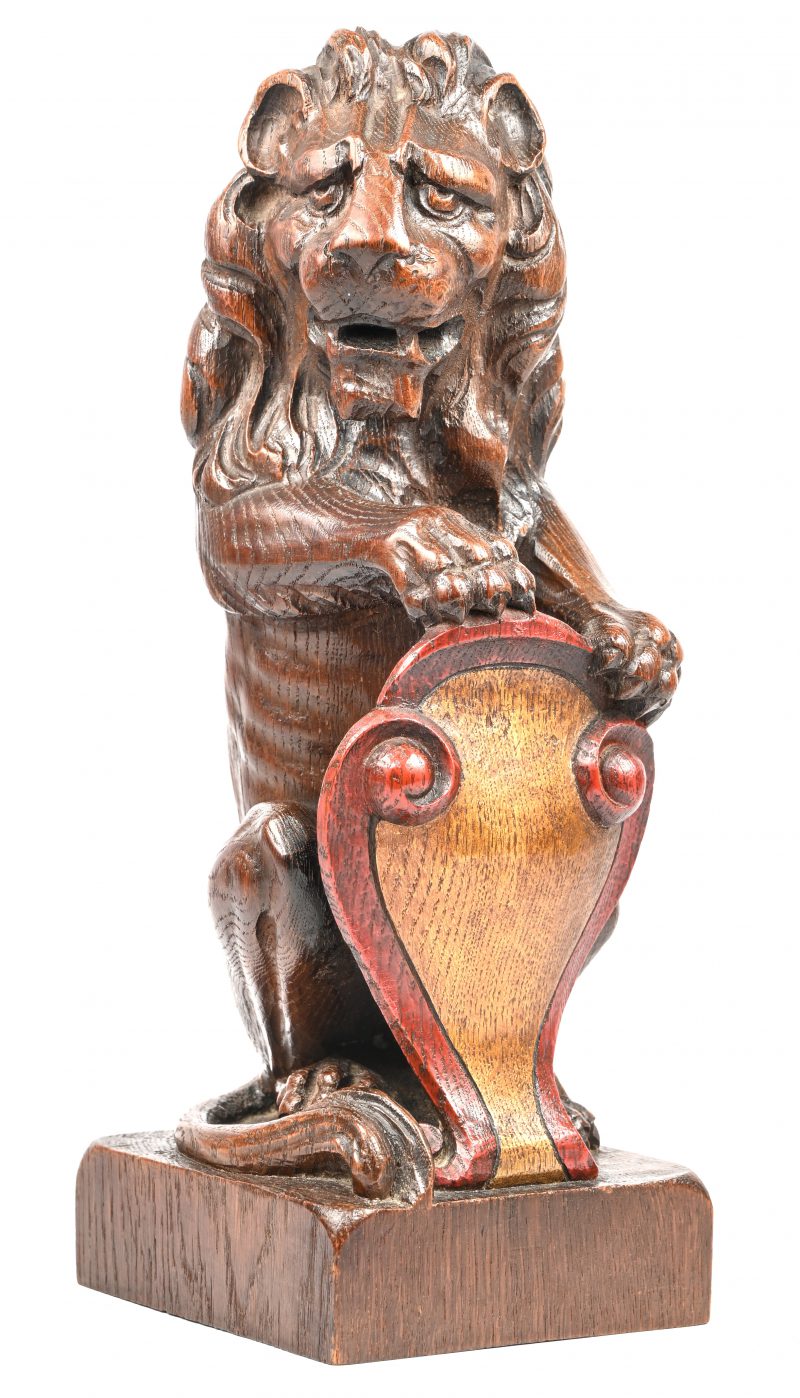 Gesculpteerd houten beeld van een leeuw met wapenschild.