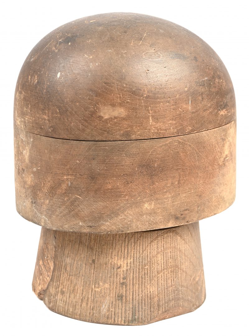 Een 19de eeuwse hoeden of pruikenstaander. Maat 54.