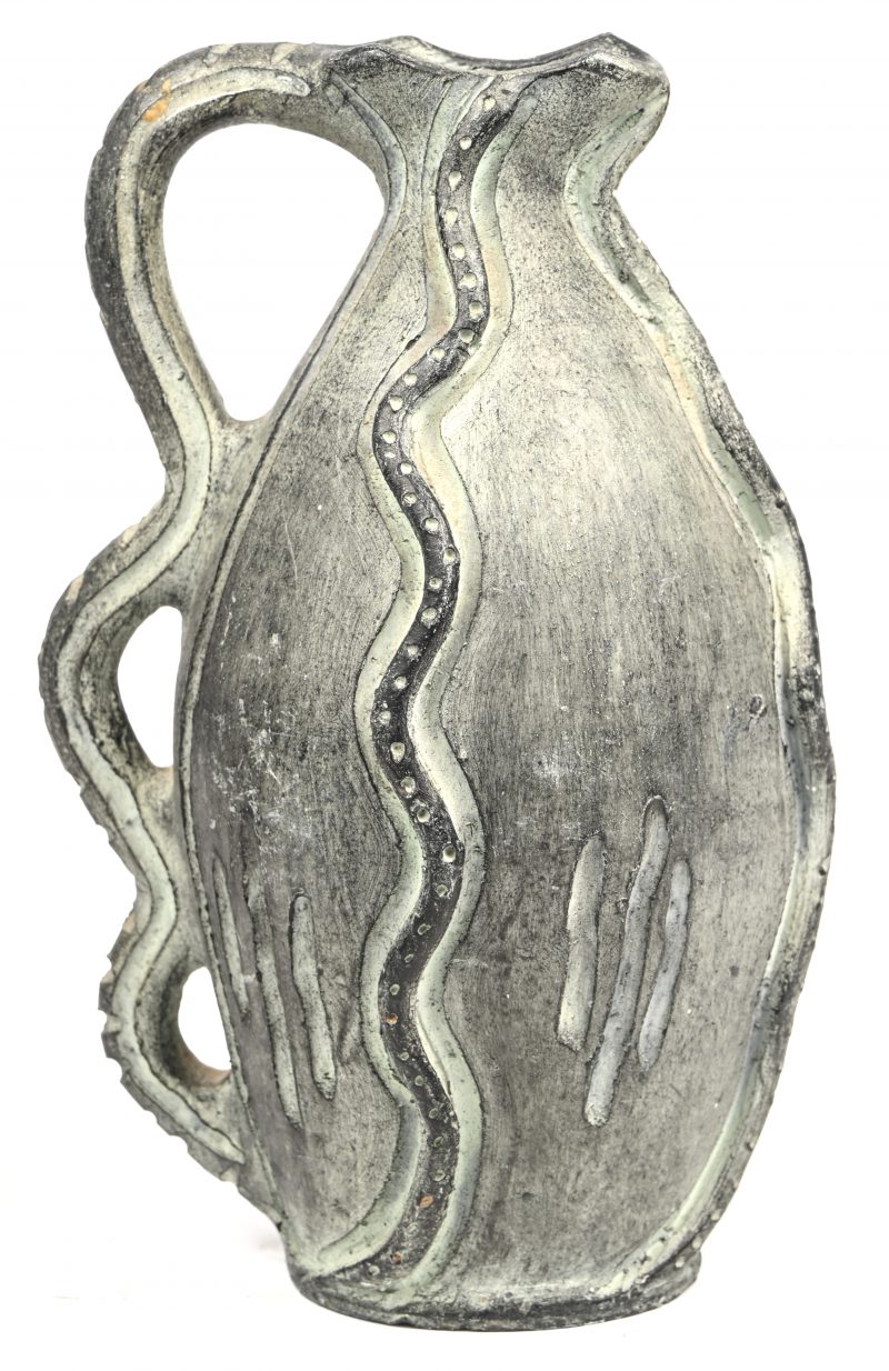 Een art-deco stijl vintage aardewerken kruik in grijs-groen. Onderaan gemerkt ‘Partenon’.