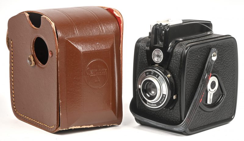 Een vintage Gevabox 6×9 fototoestel, gemaakt tussen 1955 & 1959 door Bilora in Duitsland. In lederen houder (gescheurd).