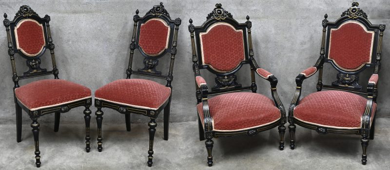 Een lot van 4 19e eeuwse stoelen in Louis XVI-stijl waarvan 2 gewone- en 2 armstoelen. Zwart gelakt gesculpteerd hout en bekleed met een roze velours stof.